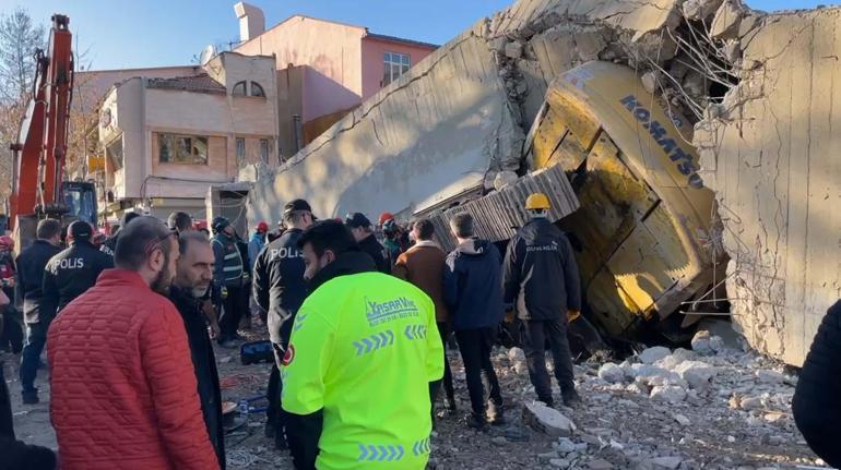 Uşak'ta yıkım sırasında iş makinesi operatörü göçük altında kaldı