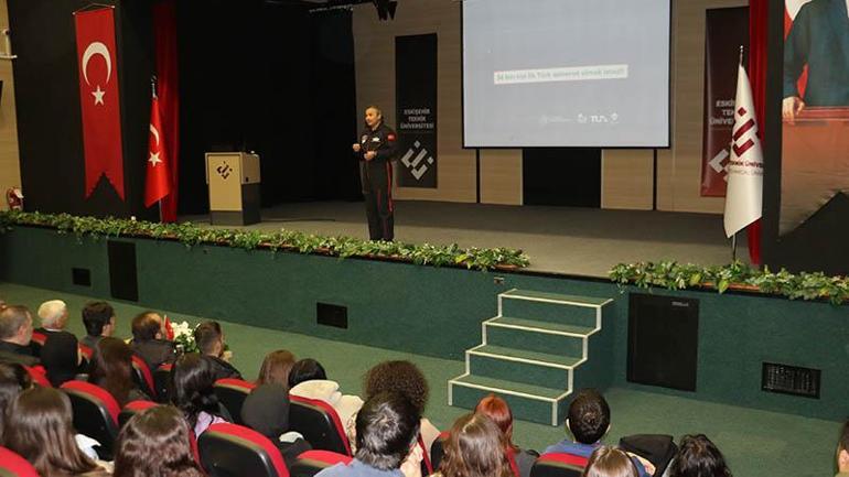 Alper Gezeravcı, Eskişehir'de üniversitelilerle bir araya geldi