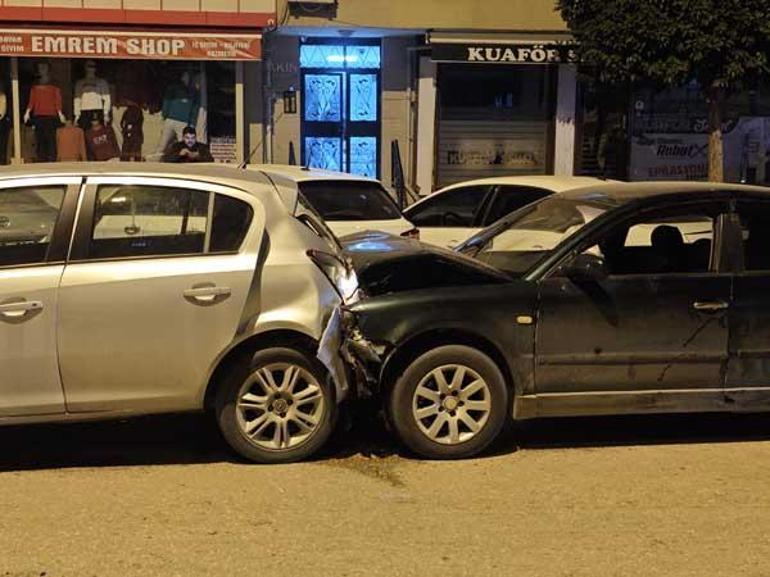 Adana'da otomobil, park halindeki 5 araca çarptı: 3 yaralı