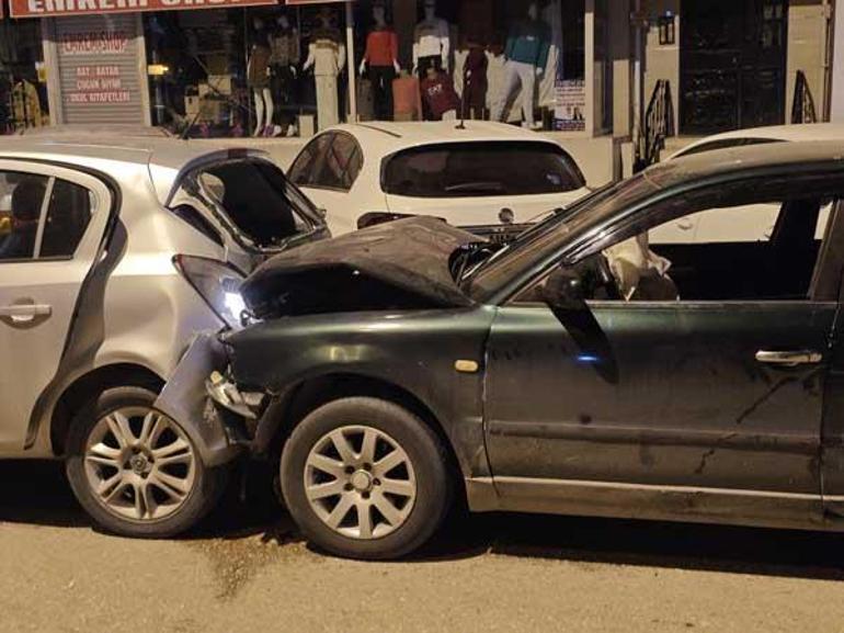 Adana'da otomobil, park halindeki 5 araca çarptı: 3 yaralı