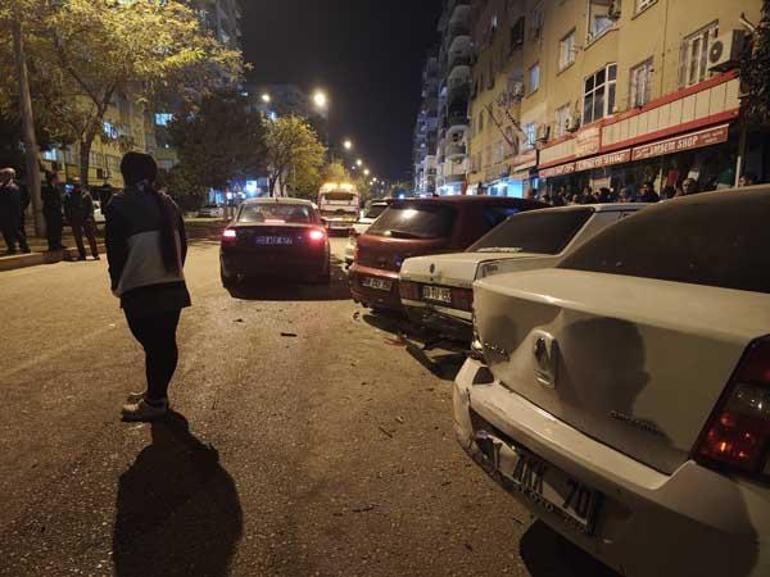 Adana'da otomobil, park halindeki 5 araca çarptı: 3 yaralı