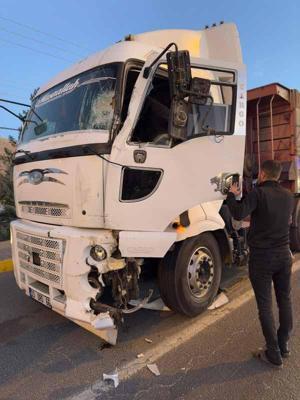 Mardin'de işçi servis minibüsü ile kamyon çarpıştı: 11 yaralı