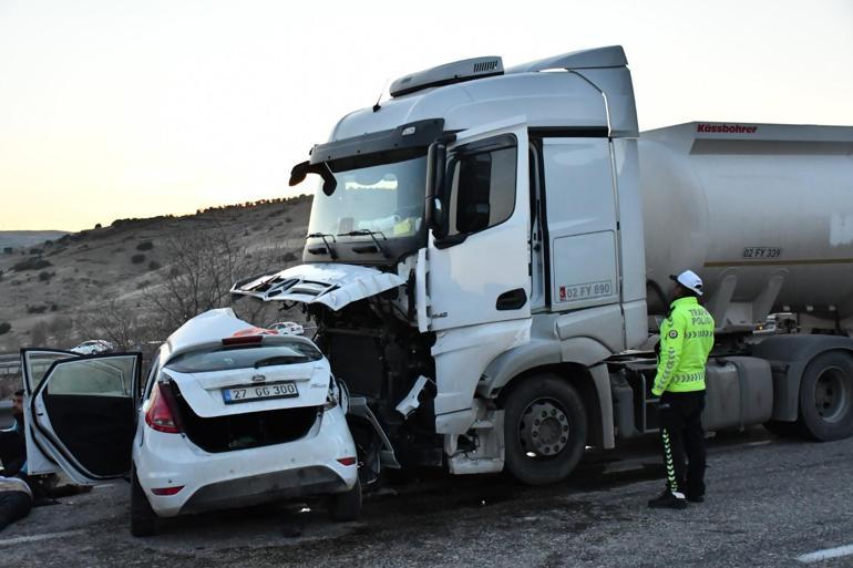 Adıyaman'da akaryakıt tankeri ile otomobil çarpıştı: 3 ölü, 4 yaralı