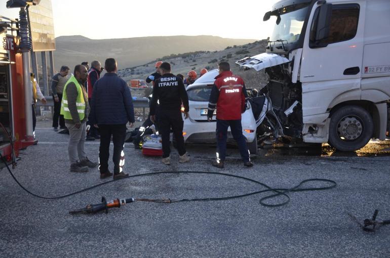 Adıyaman'da akaryakıt tankeri ile otomobil çarpıştı: 3 ölü, 4 yaralı