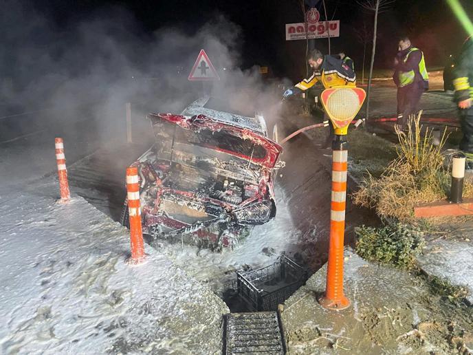 Tekirdağ'da takla atıp alev alan otomobilin sürücüsü öldü