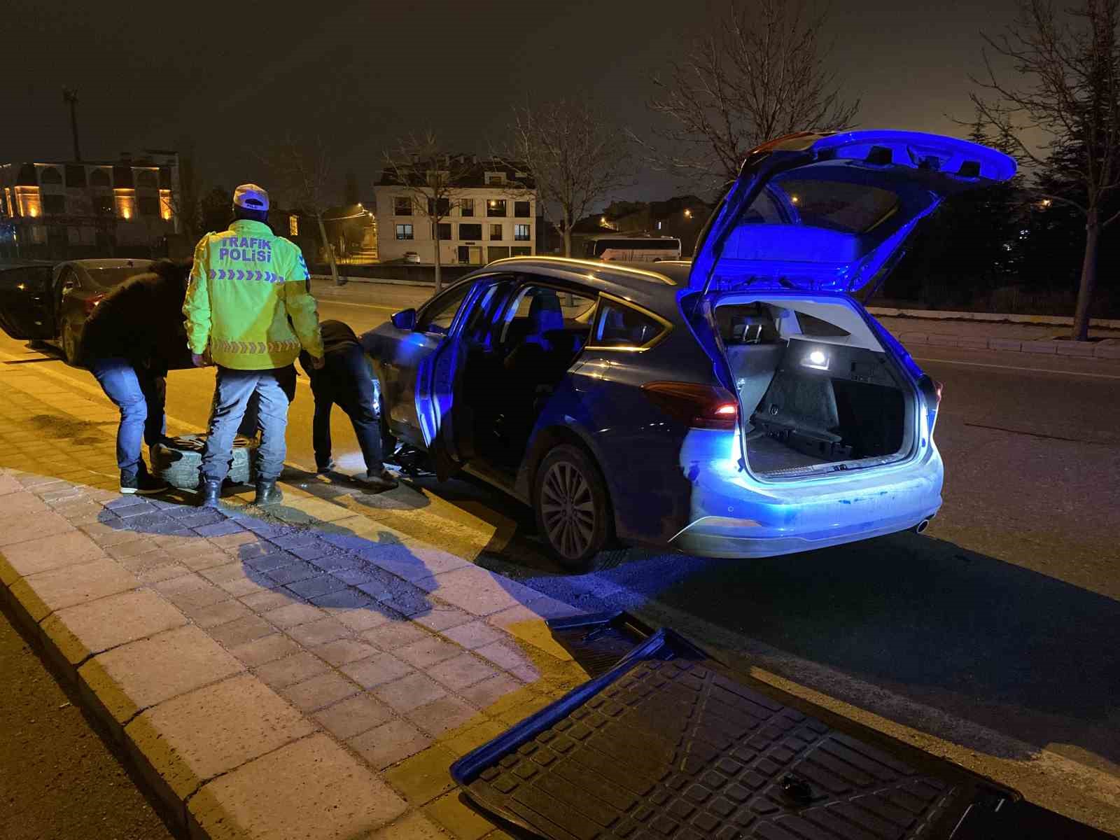 Direksiyonu aniden önüne kıran araçla çarpışmamaya çalışırken orta refüje çıktı