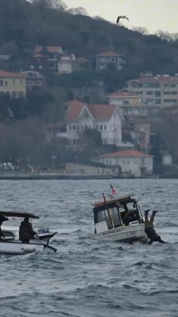 Üsküdar'da denize düşen balıkçıyı diğer teknedekiler kurtardı; o anlar kamerada