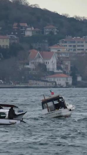 Üsküdar'da denize düşen balıkçıyı diğer teknedekiler kurtardı; o anlar kamerada