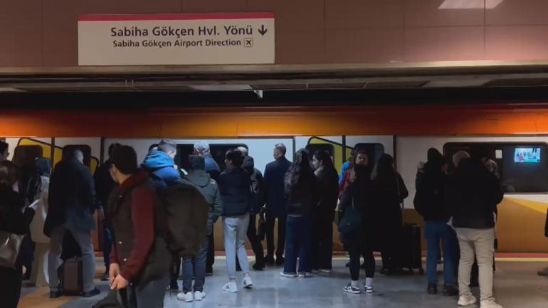 Sabiha Gökçen Havalimanı metro hattında elektrikler kesildi, seferler aksadı