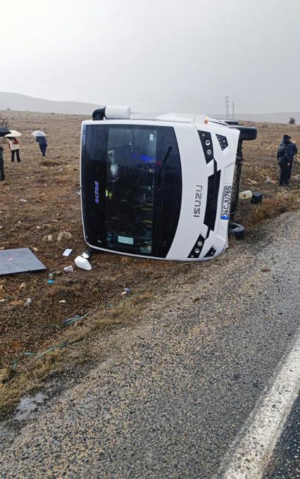 Midibüs şarampole devrildi, 3 turist yaralandı