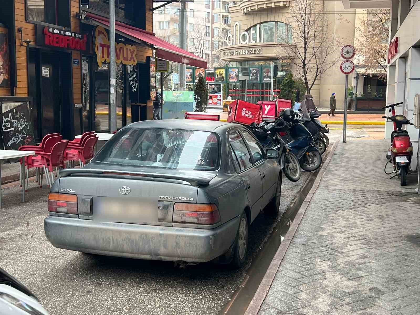 Trafiğe kapalı olmasına rağmen otopark gibi kullanılan sokakla ilgili hala çözüm üretilmedi