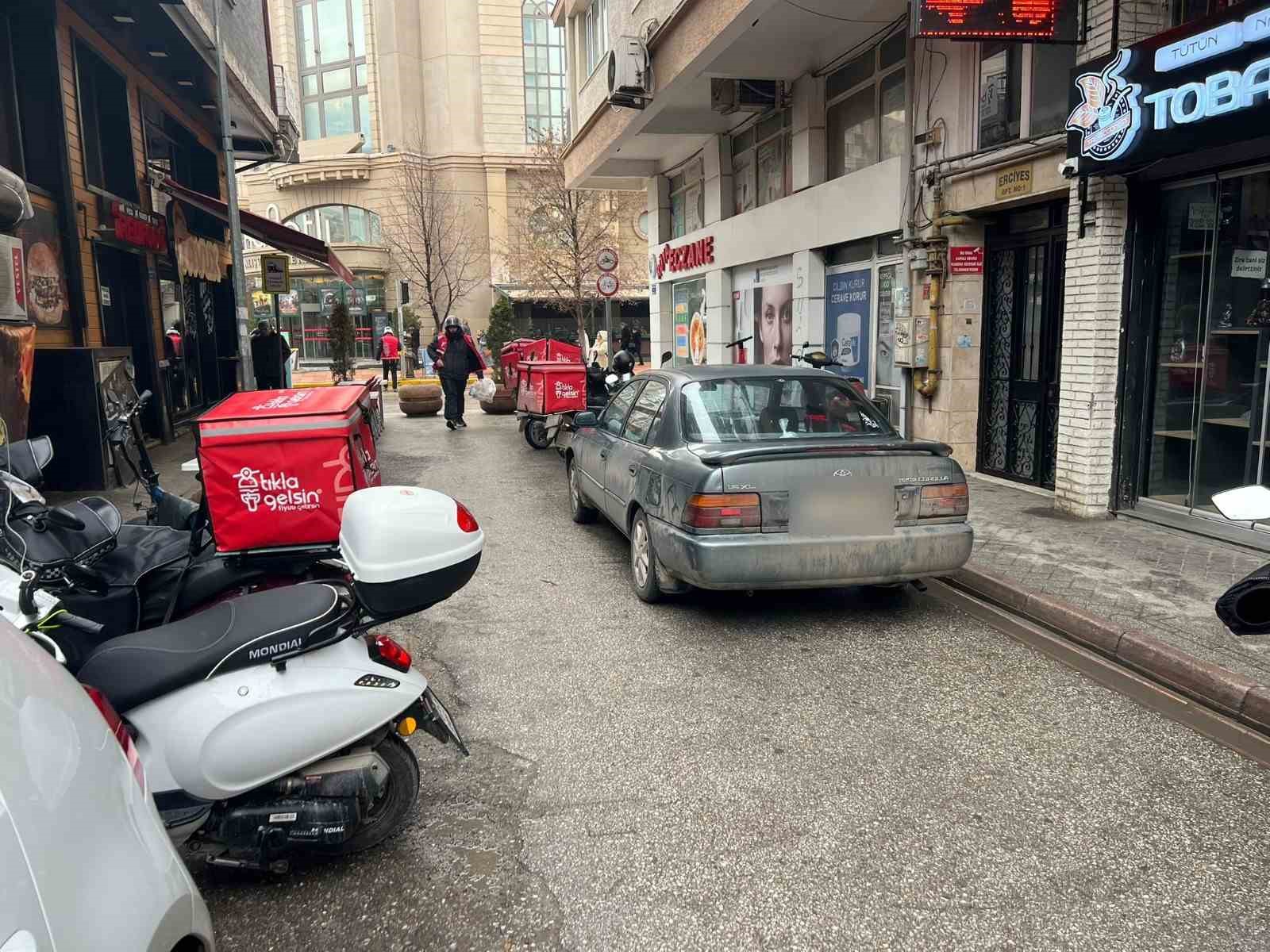 Trafiğe kapalı olmasına rağmen otopark gibi kullanılan sokakla ilgili hala çözüm üretilmedi