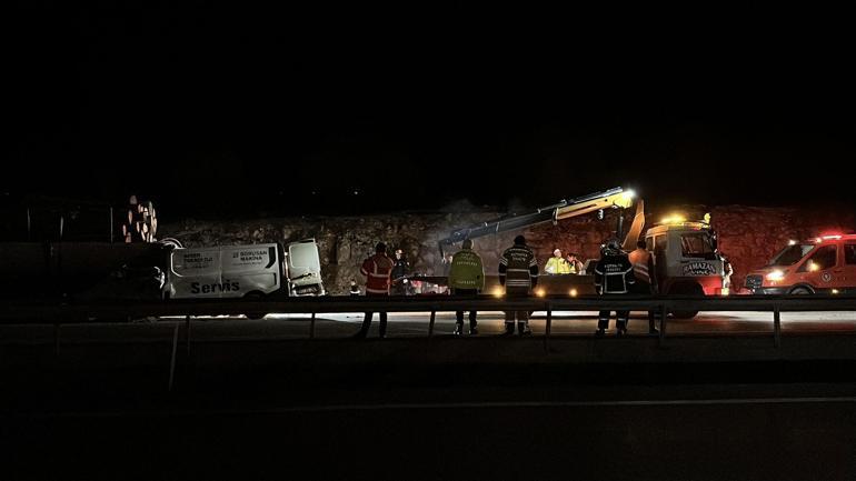 Kamyonet, çarptığı TIR’ın dorsesinde 100 metre sürüklendi; 1 ölü, 1 yaralı