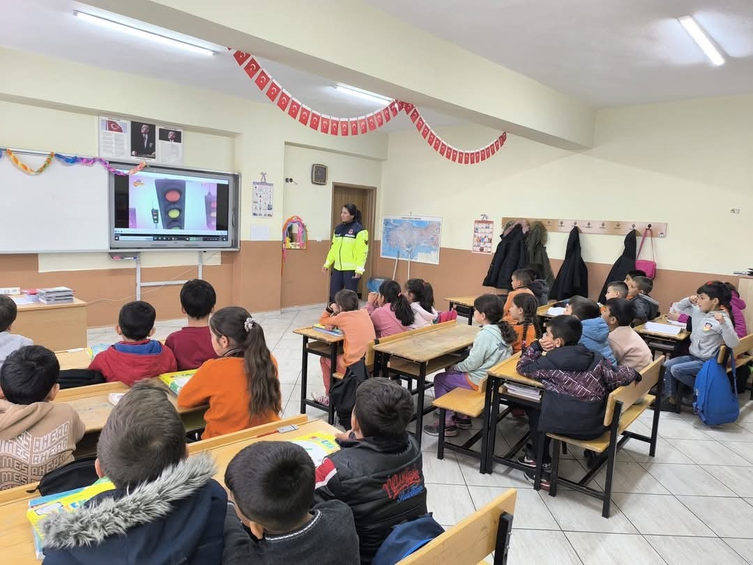 Jandarma ekipleri, öğrencilere trafik eğitimi verdi