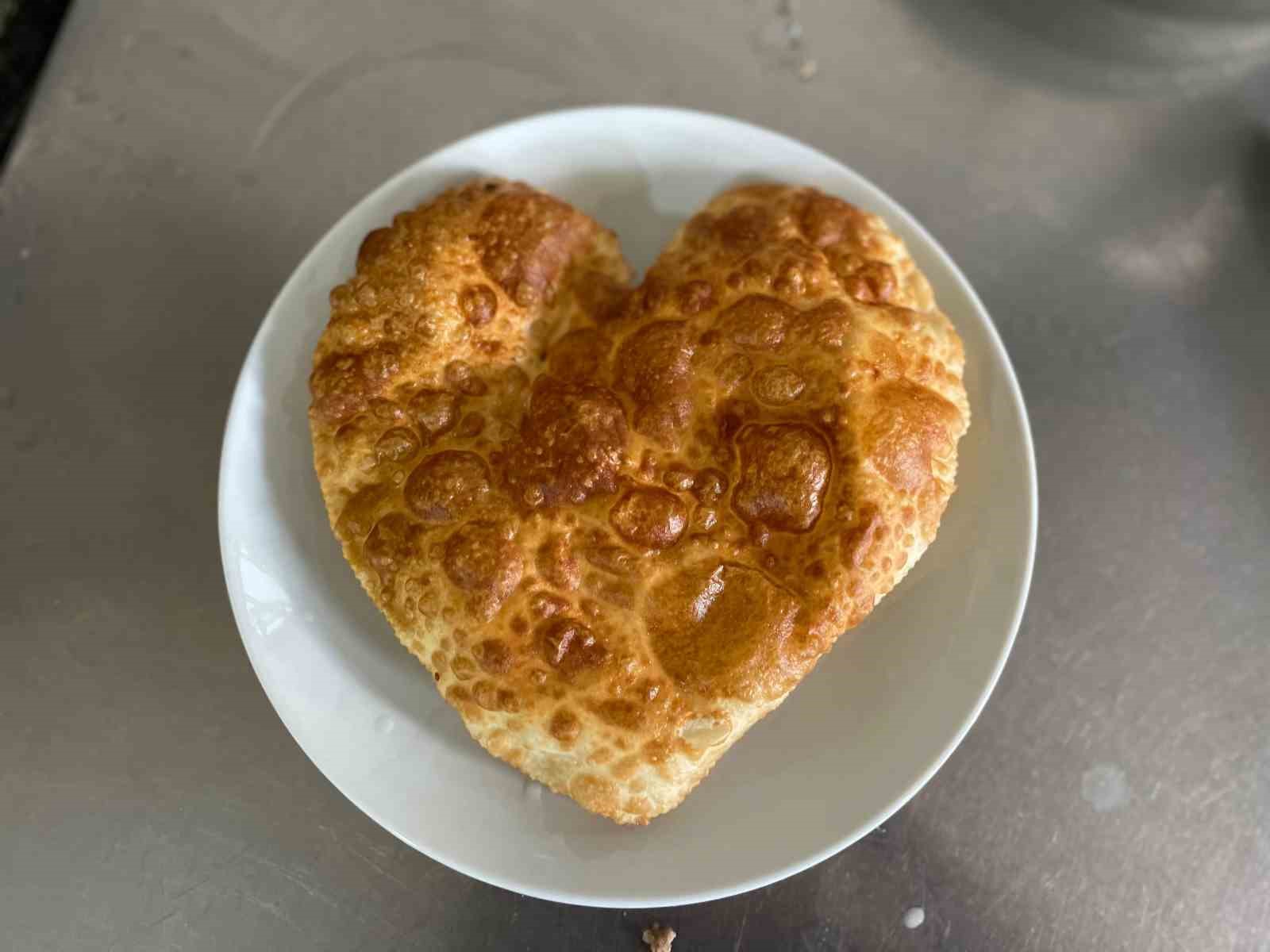 Sevgililer Günü’ne özel kalpli çibörek