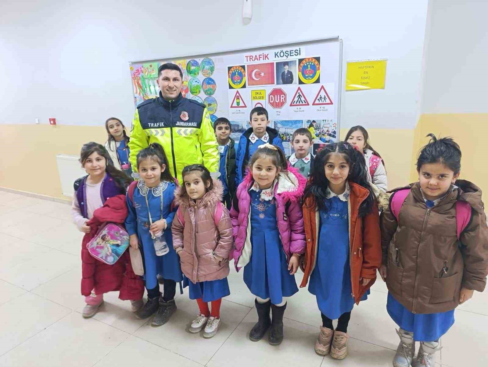 Akyaka’da ilkokula trafik eğitim köşesi yapıldı