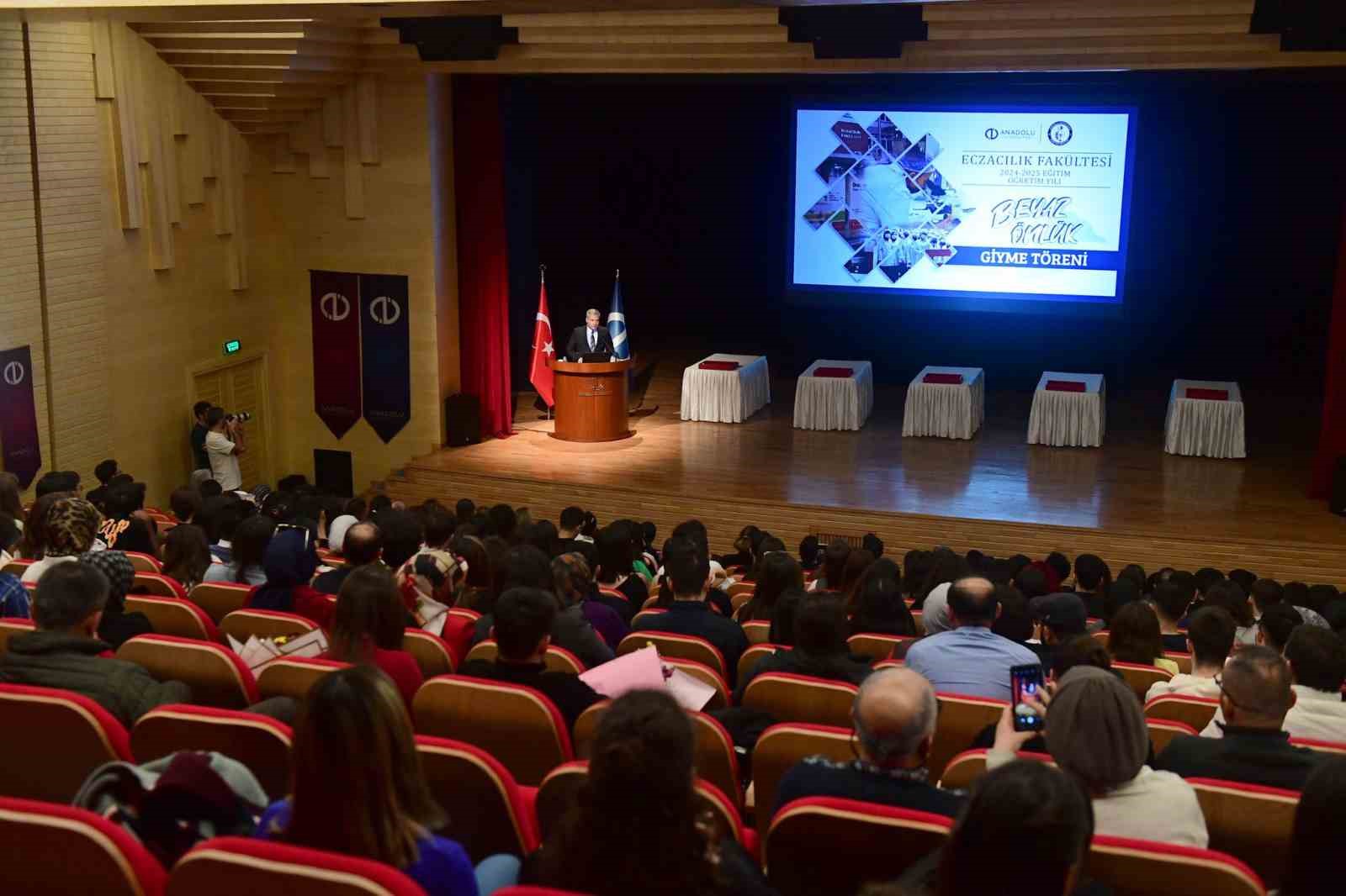 Geleceğin eczacı adayları düzenlenen törenle beyaz önlüklerini giydi