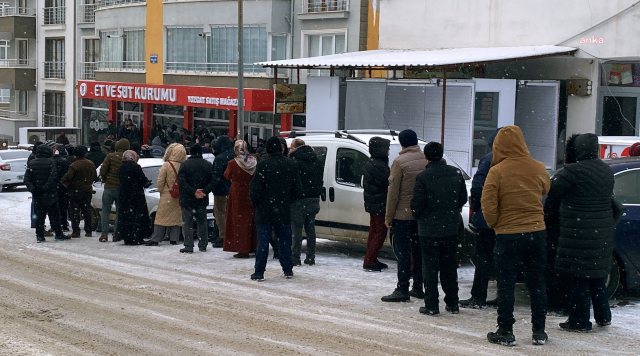 Ucuz et için saatlerce kar altında beklediler