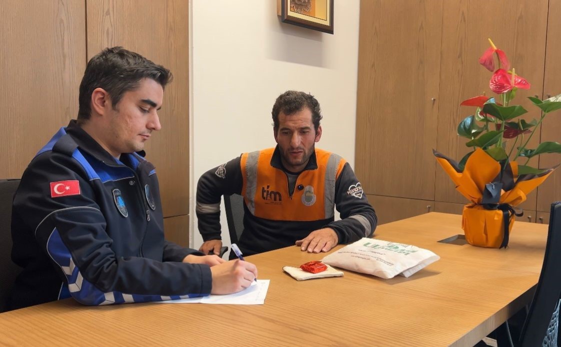 Temizlik personelinden örnek davranış