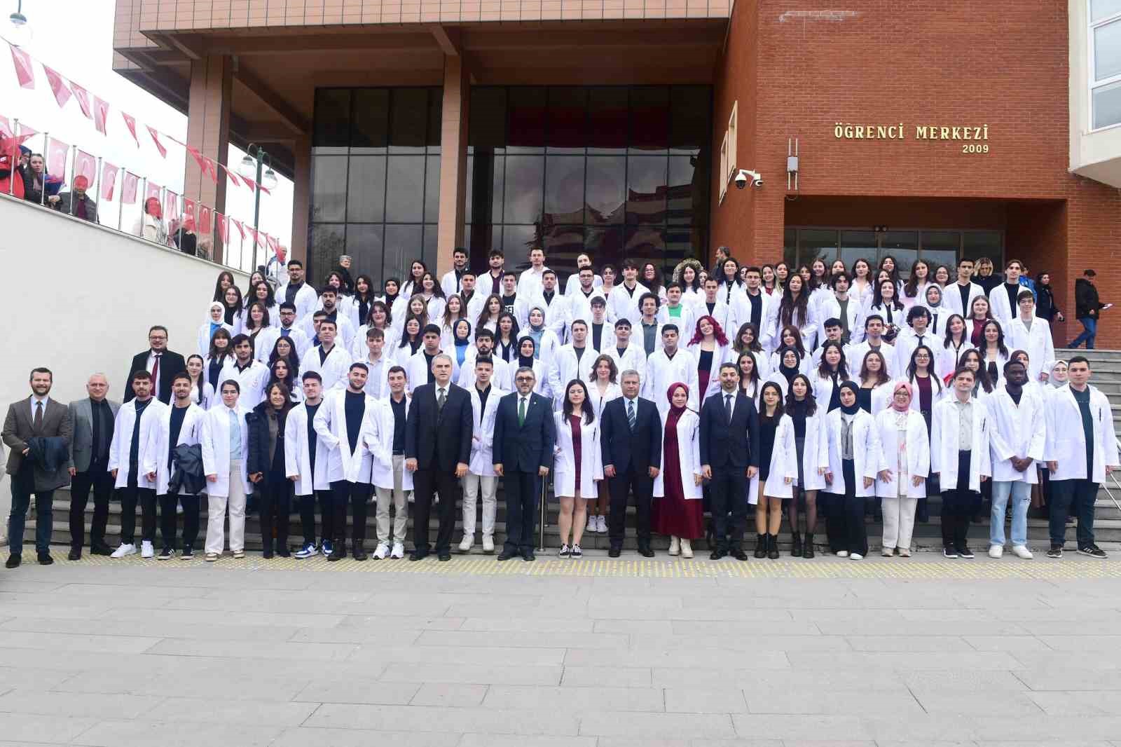 Geleceğin eczacı adayları düzenlenen törenle beyaz önlüklerini giydi