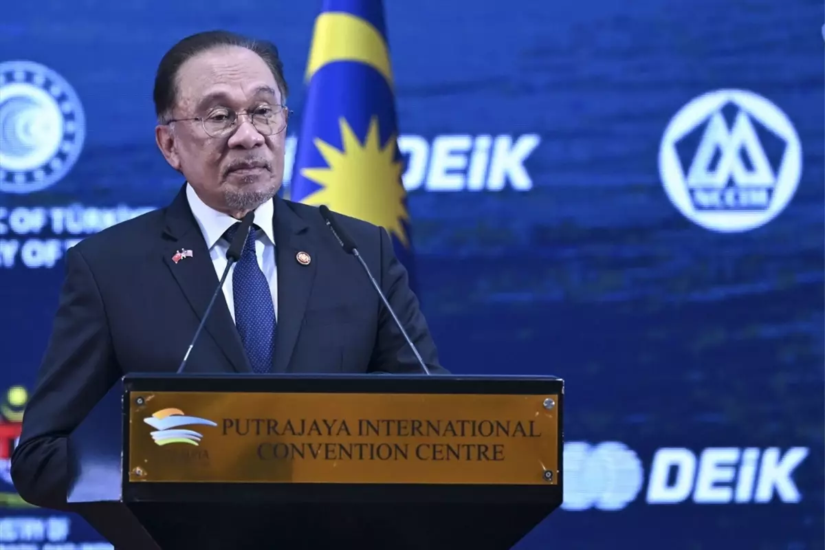 Malezya Başbakanı Enver, Türkiye’ye Malezya’da yatırım tekliflerinde bulundu