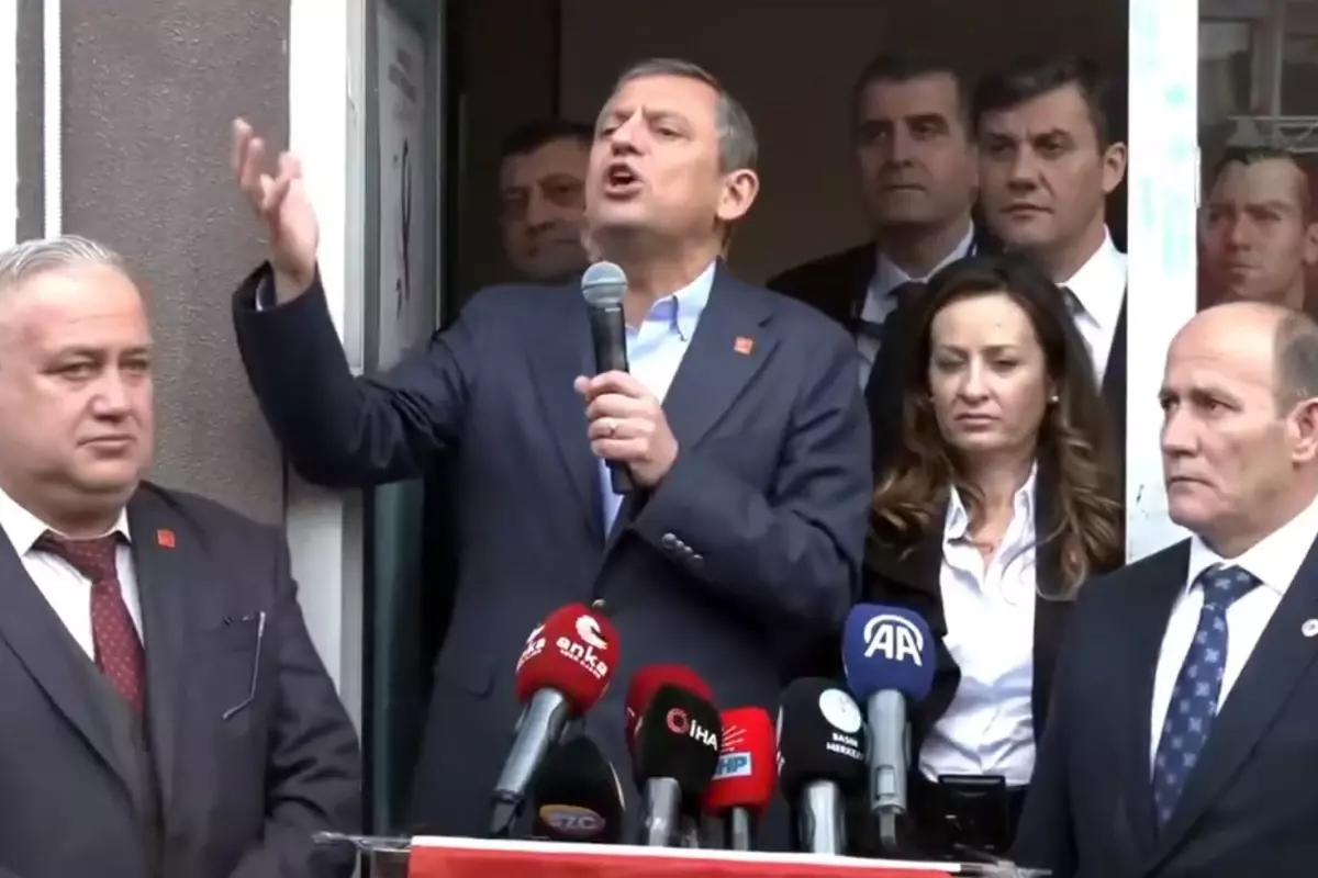 Özel, Erdoğan’ın hapse girmesine neden olan şiiri yanlış okudu