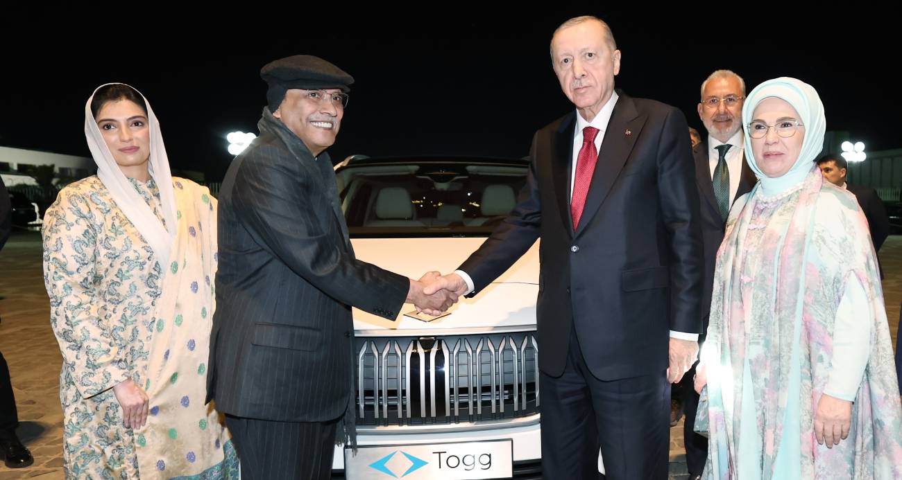 Cumhurbaşkanı Erdoğan, Pakistan Cumhurbaşkanı Zerdari’ye Togg aracı hediye etti