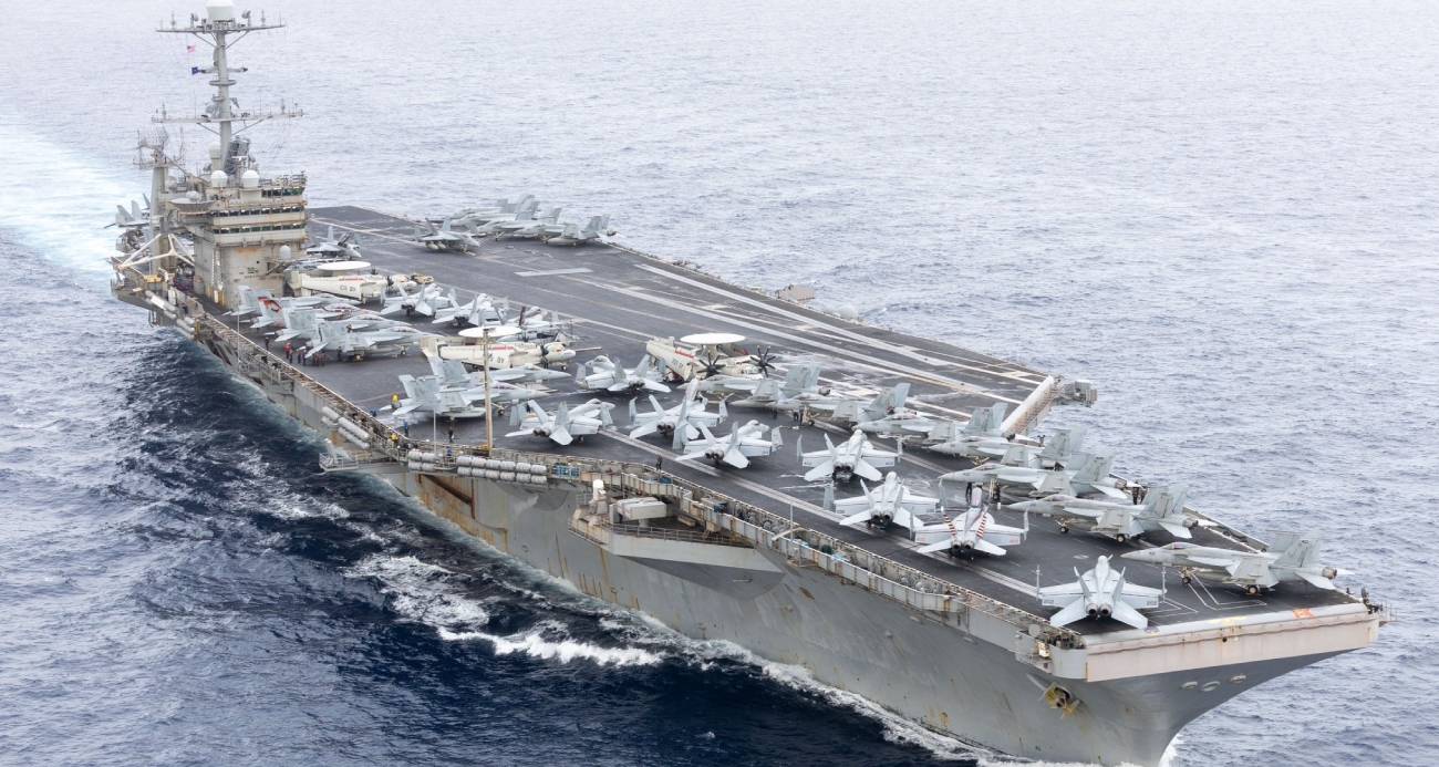 ABD uçak gemisi Mısır açıklarında yük gemisiyle çarpıştı