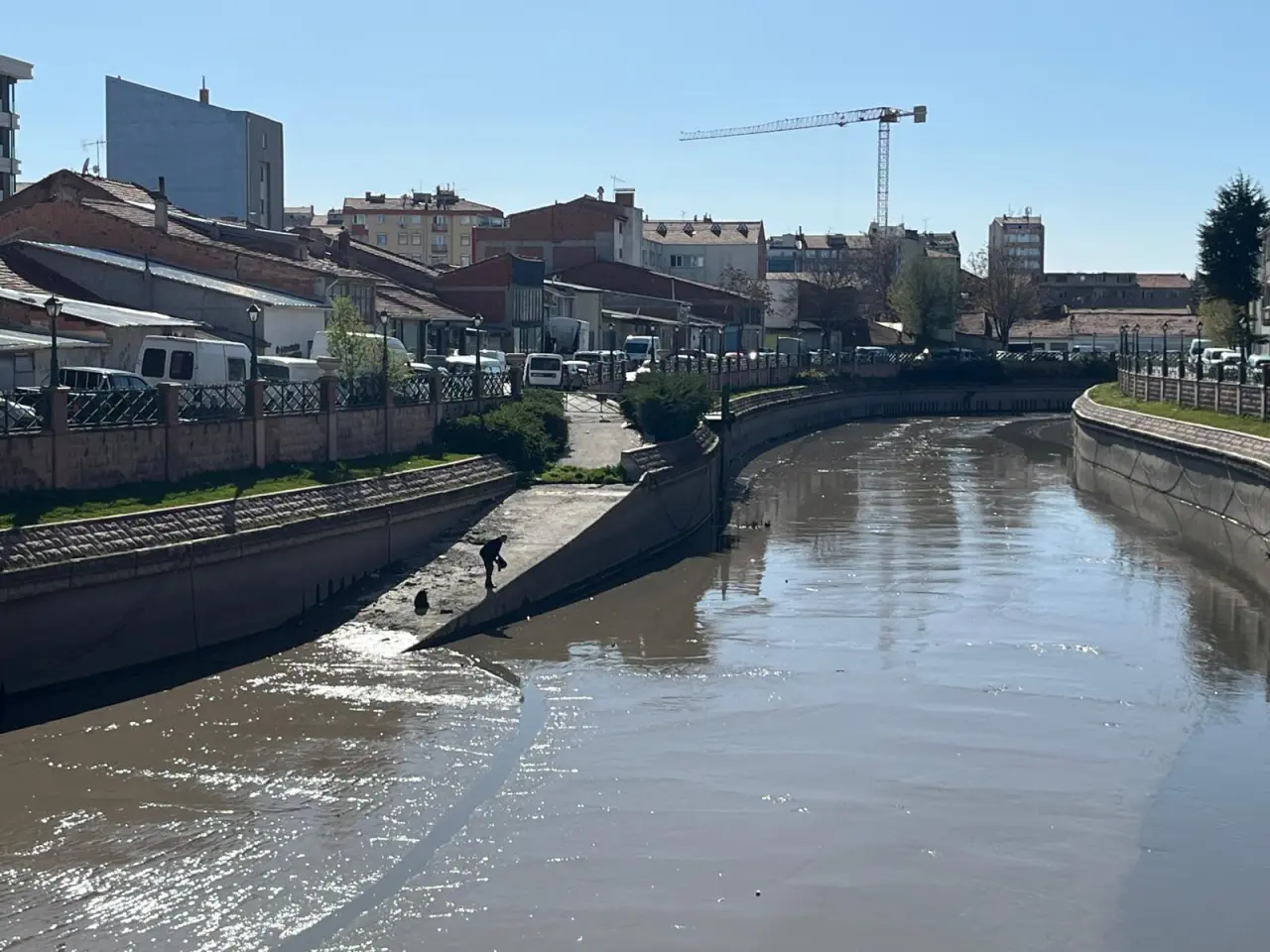 Temizliğe Rağmen Çöp Attı: Porsuk’ta Cam Şişeyle Balık Avı Tepki Çekti!