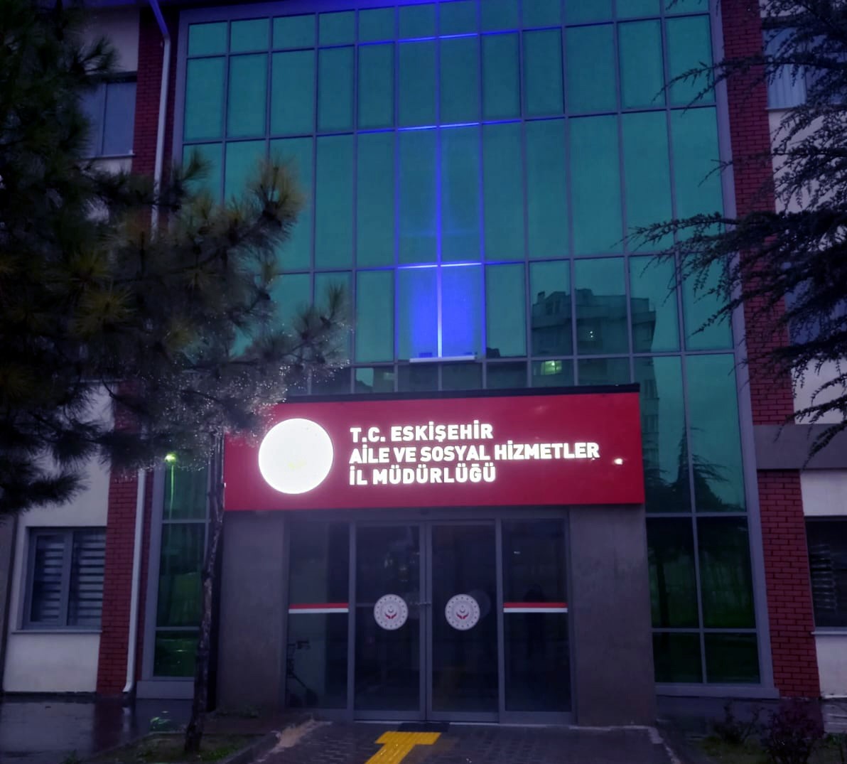 Kamu binaları otizme dikkat çekmek amacıyla mavi ışık ile aydınlatıldı