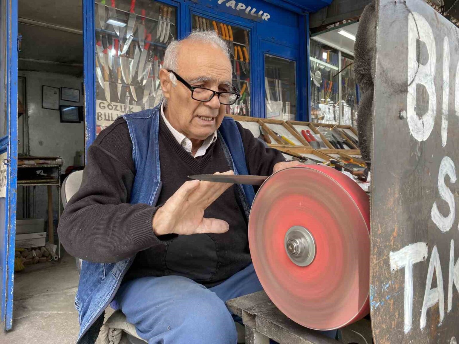 İşini severek yapan usta Erhan Amca 81 yaşında mesleğinin başında!