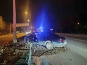 Alkollü Sürücü Hâkimiyetini Kaybetmesi Sonucu Direğe Çarptı!