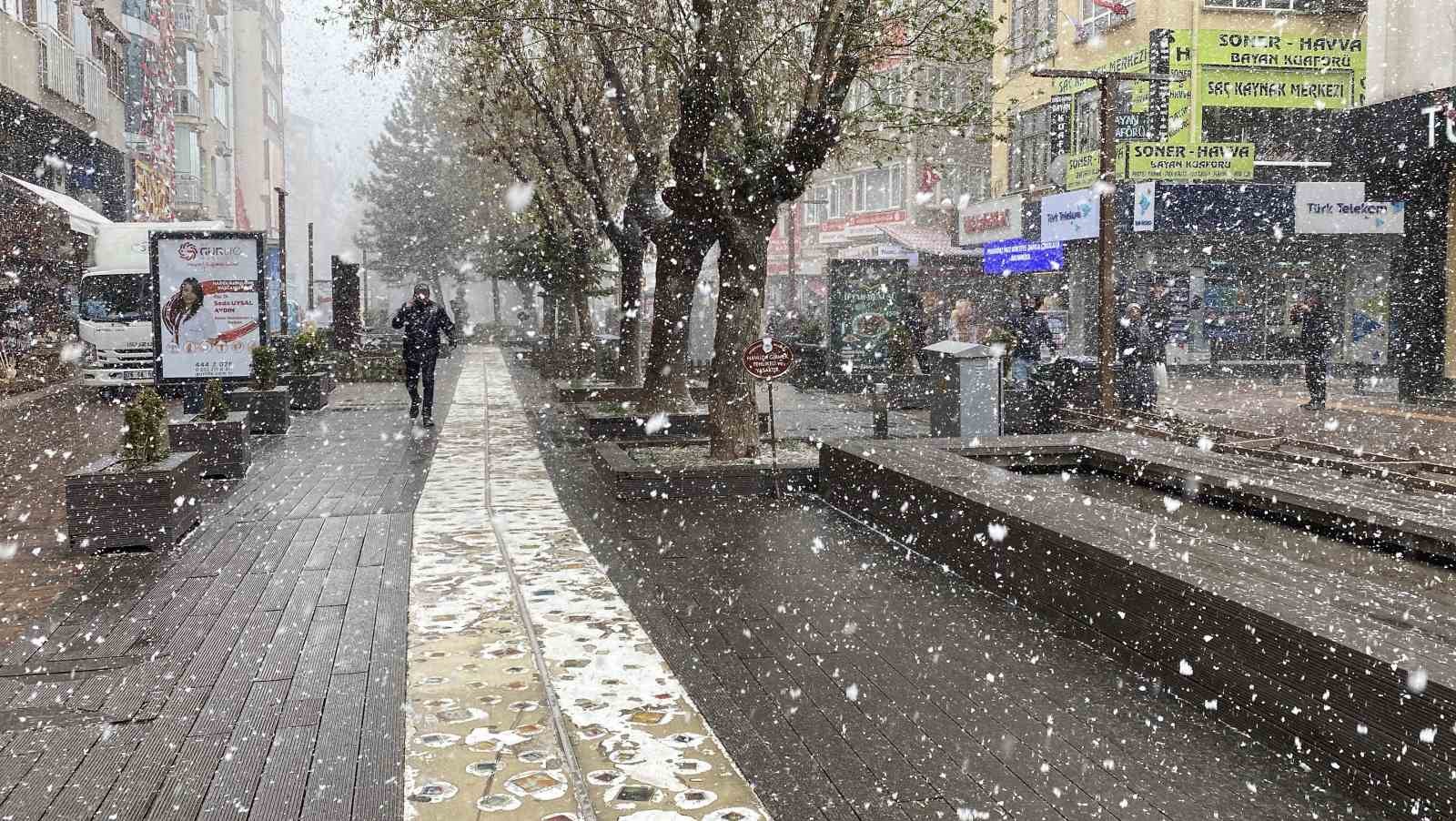 Eskişehir kent merkezinde yoğun kar yağışı etkili oldu