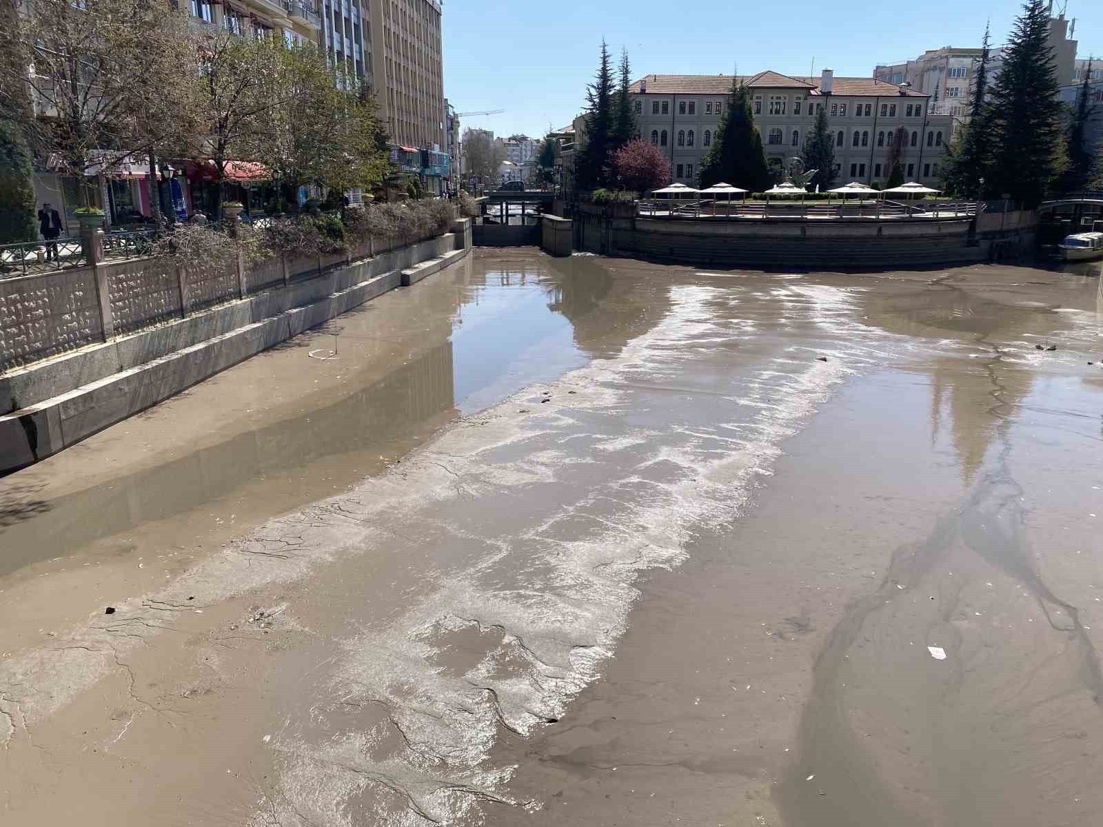 Suyu azaltılan Porsuk Çayı’nda ilginç manzara