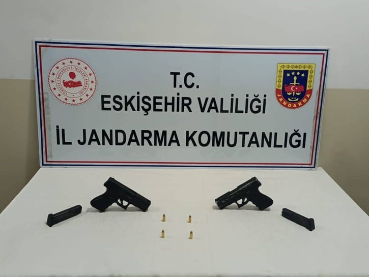 Ruhsatsız tabancaları satmak isteyen şüpheli jandarmadan kaçamadı