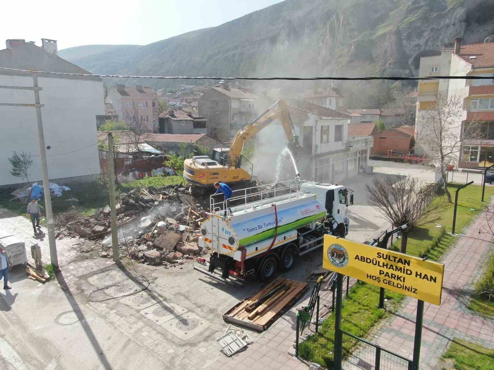 İnönü’de tehlike binaların yıkımı devam ediyor