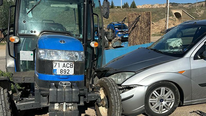 Otomobil ile traktör çarpıştı; 3 jandarma personeli yaralı