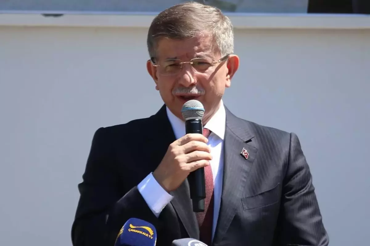 Ahmet Davutoğlu’nun yeni imajı! Herkes aynı isme benzetti