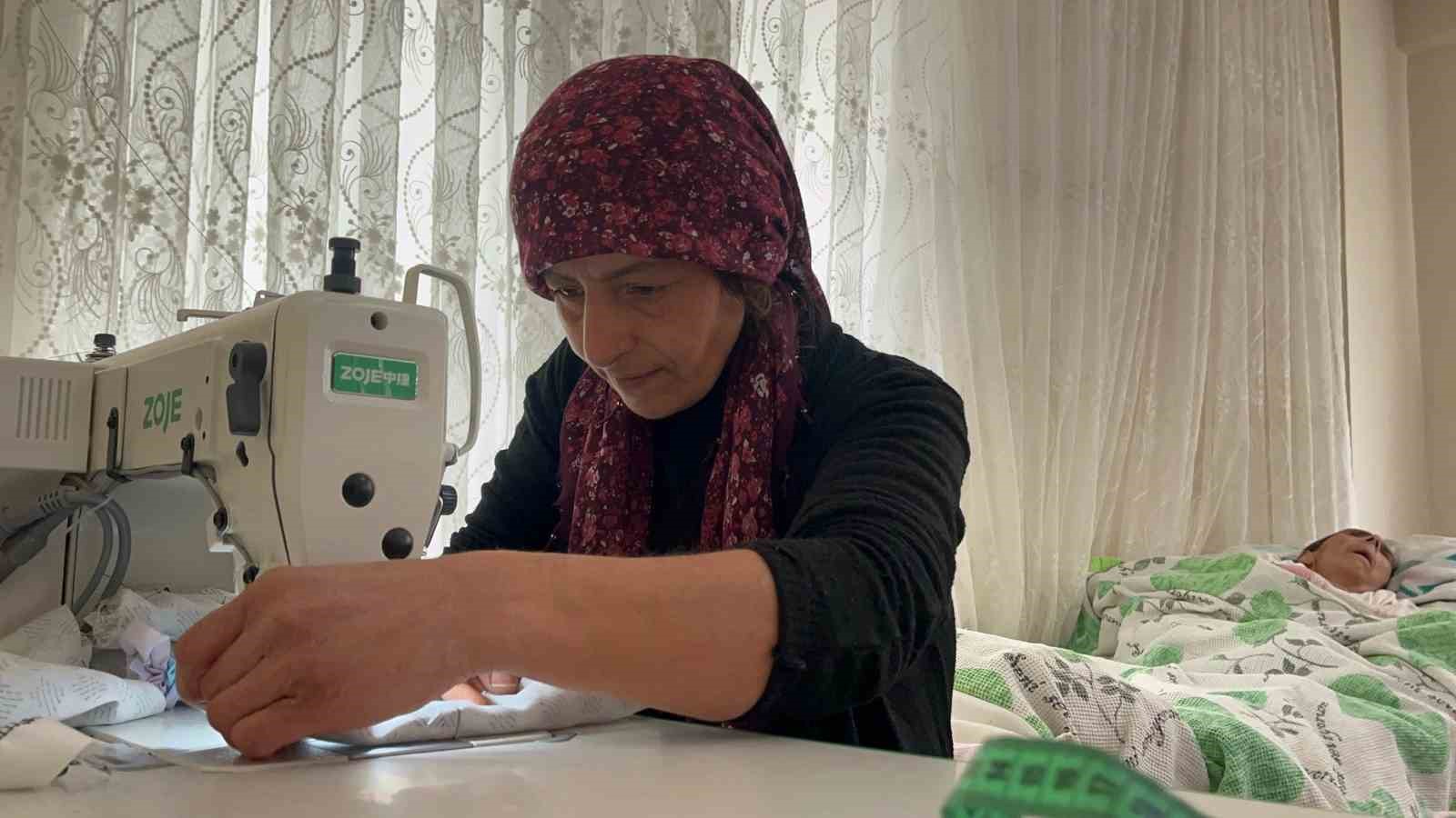 Yatağa bağlı annesine bakmak için belediyedeki işini bırakan kadın, diktiği tokalarla geçimini sağlıyor
