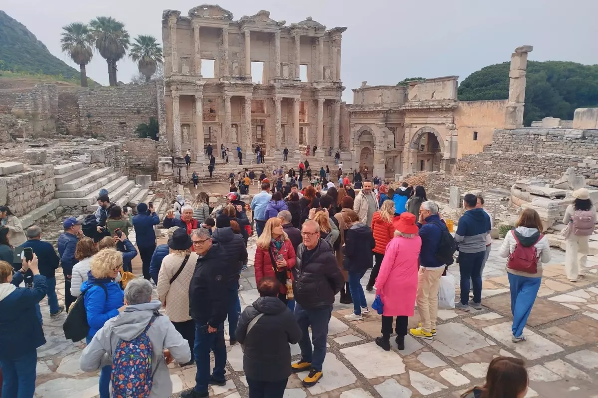 Bakan Ersoy: Bayram tatilinde yüz binler tarihle buluştu