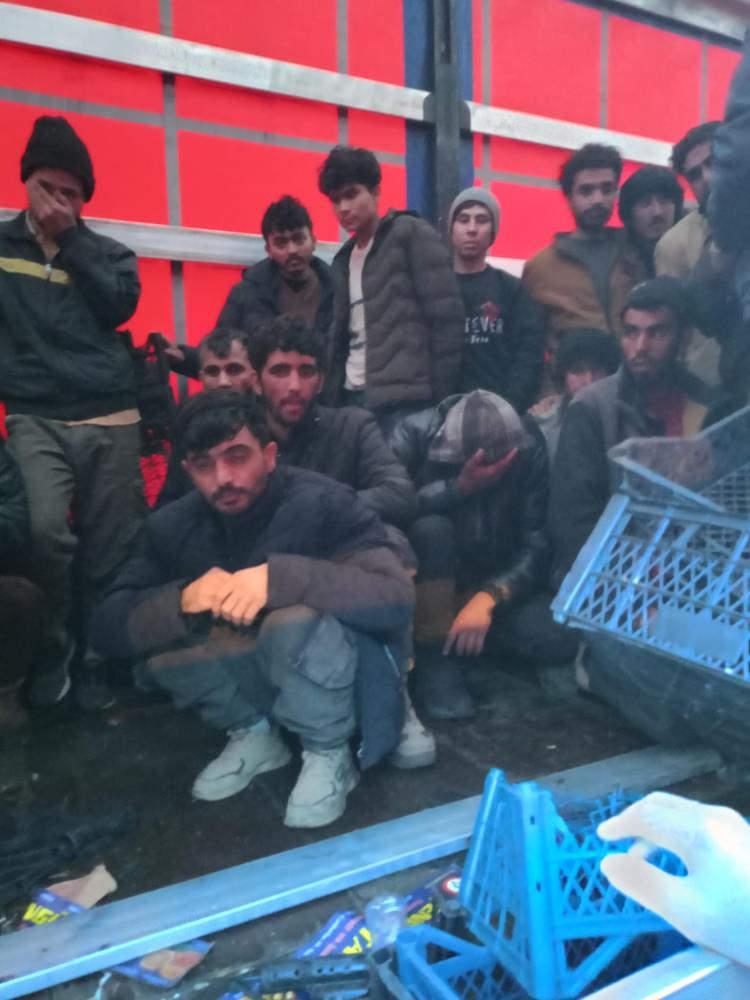 Sakarya'da tır dolusu düzensiz göçmen yakalandı: Sürücü tutuklandı