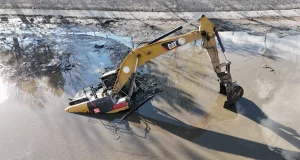 Eskişehir’de Çamura Saplanan Ekskavatör, Kurtarılmak İçin Saatlerce Mücadele Etti!