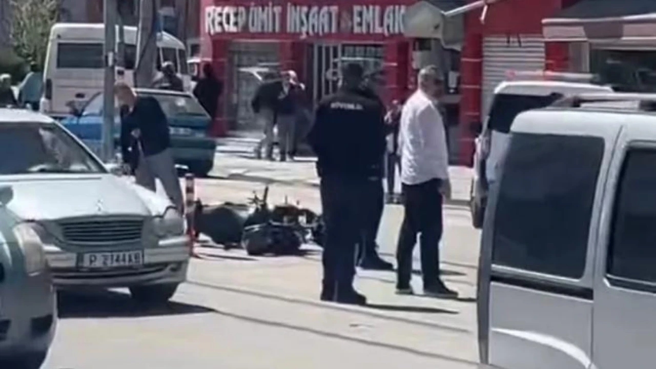 Eskişehir’de Yürekleri Ağıza Getiren Anlar: Anne ve Bebeğe Tramvay Yolunda Motosiklet Çarptı!