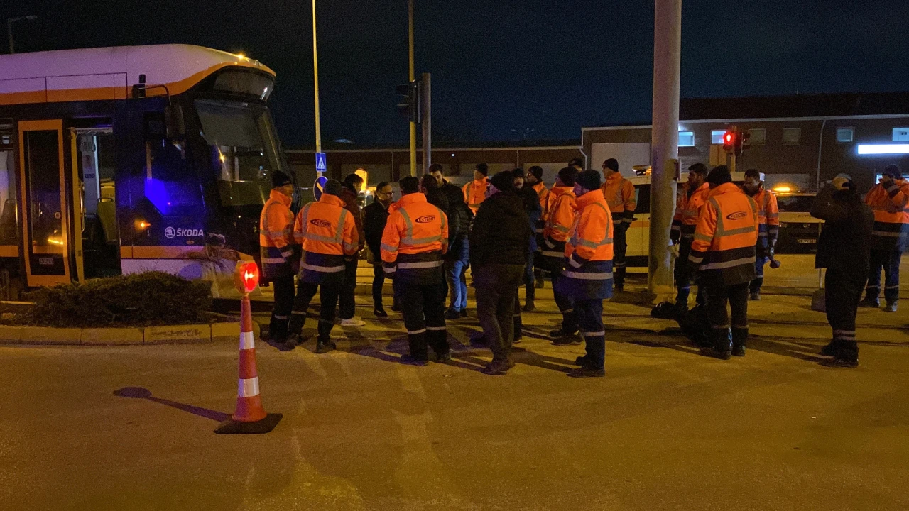 Eskişehir’de Trafik Felaketi! Kamyon Tramvaya Çarptı, Seferler Durdu!
