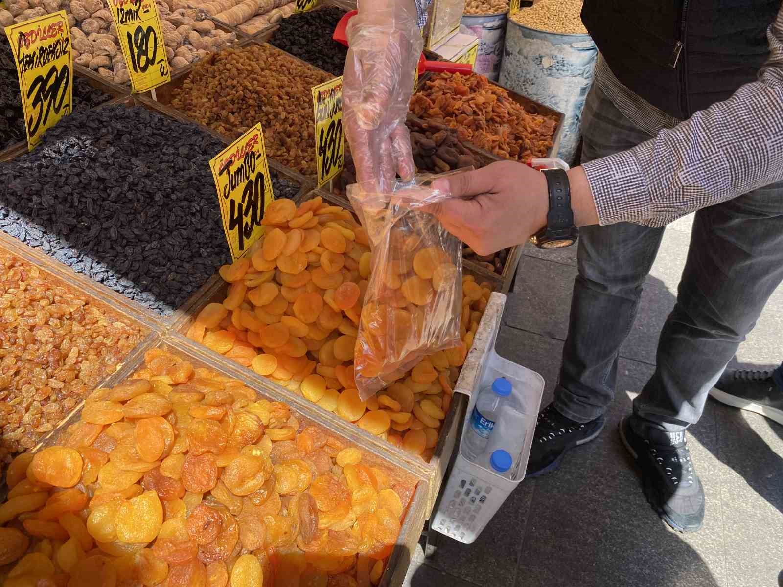ZİRAİ DONUN ARDINDAN KURU MEYVE FİYATLARI UÇTU: ESKİŞEHİRLİ ESNAFTAN İTHALAT ÇAĞRISI!