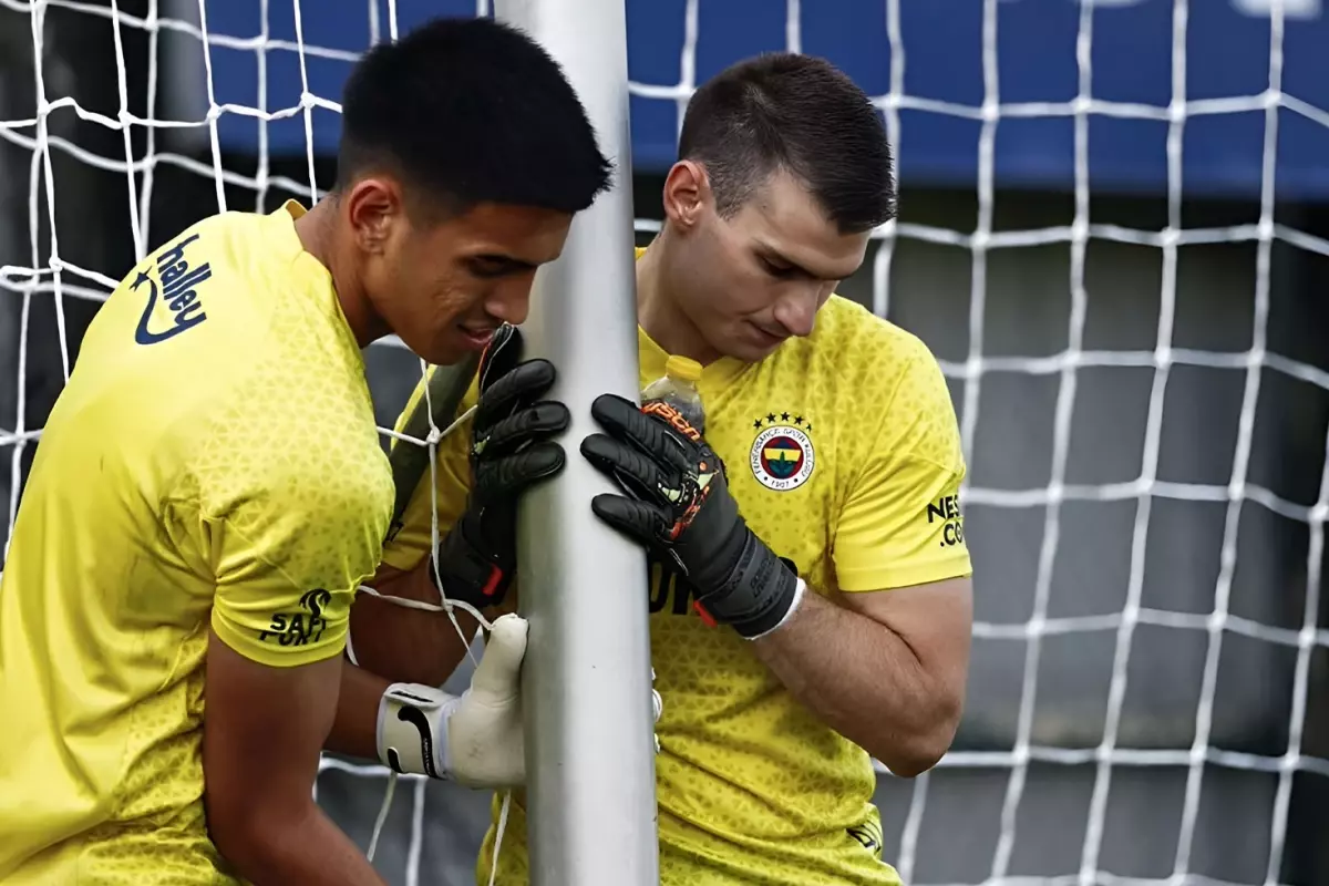 Fenerbahçe’de neler oluyor? İki kalecinin birden bileti kesildi