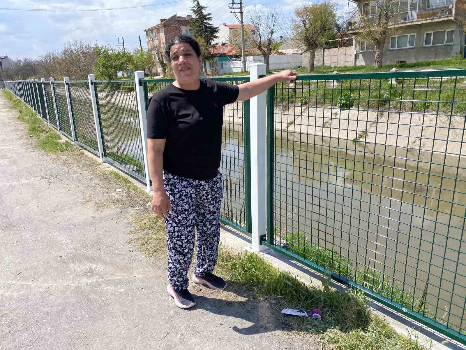 ESKİŞEHİR’DE TEHLİKE GEÇMİYOR: SULAMA KANALINA KONULAN KORKULUKLAR TEPKİ ÇEKTİ!