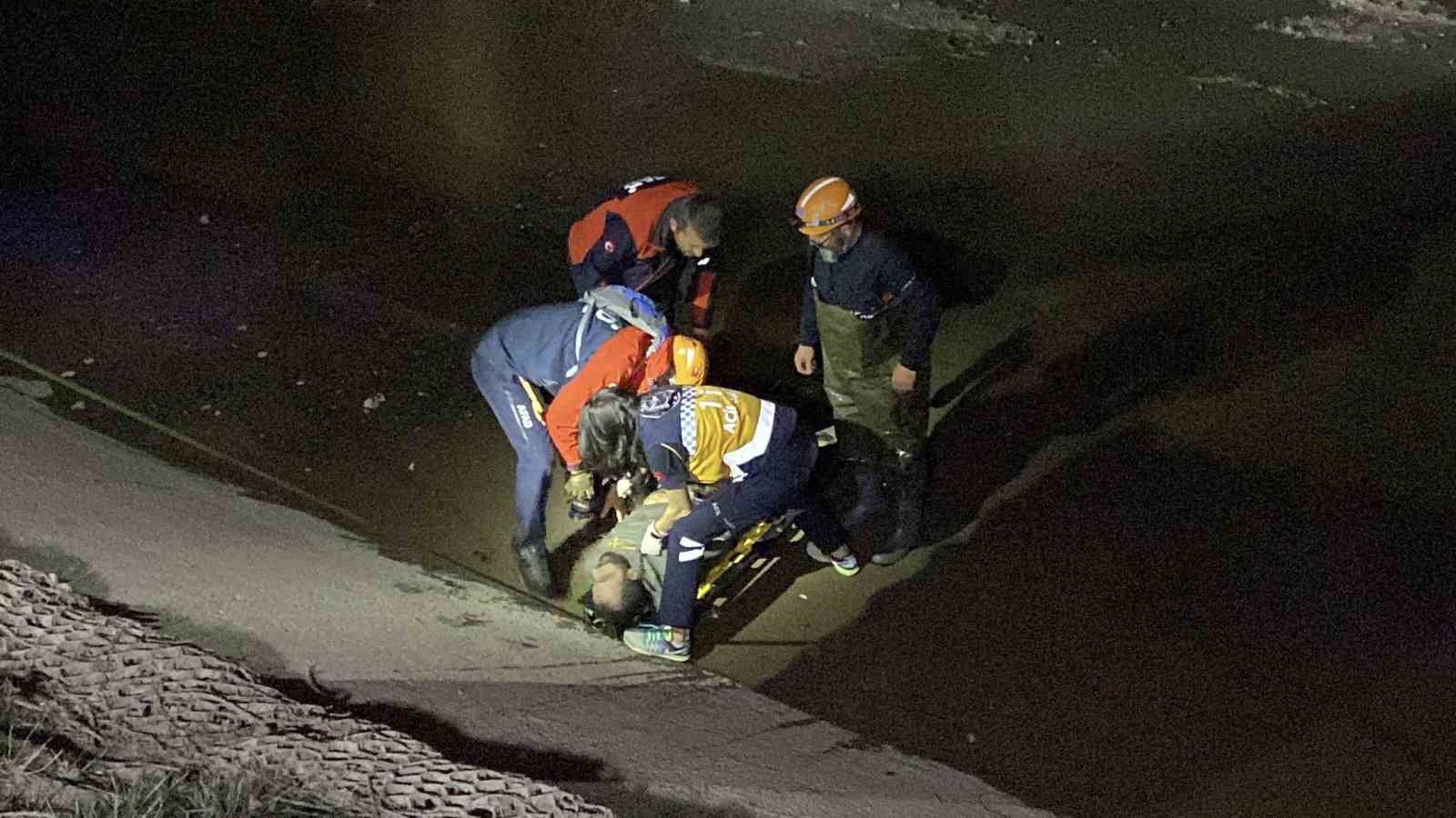 Suyu olmayan Porsuk Çayı’na balıklama atlayan ve balçığa saplanan adam yaralandı