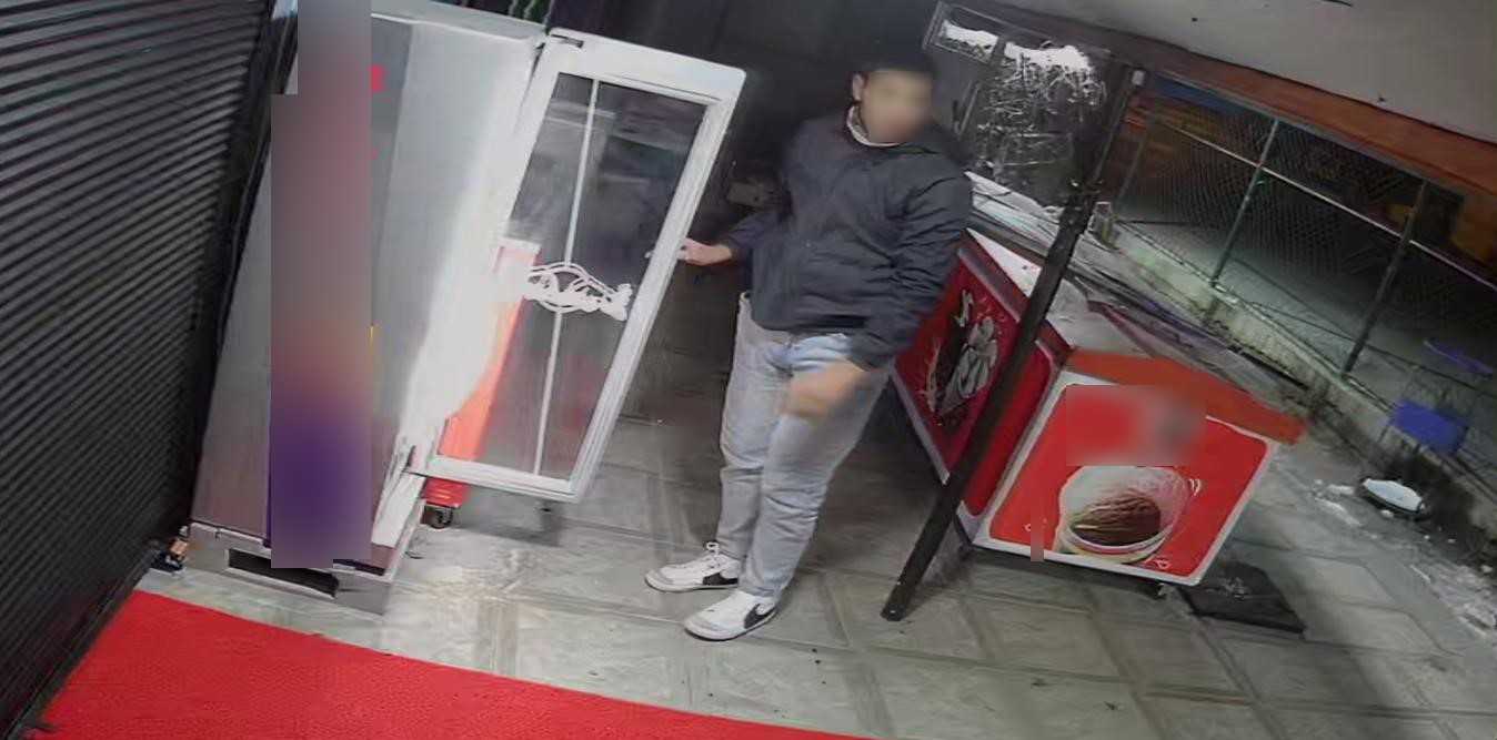 Eskişehir’de enerji içeceği hırsızlığı kameraya yansıdı
