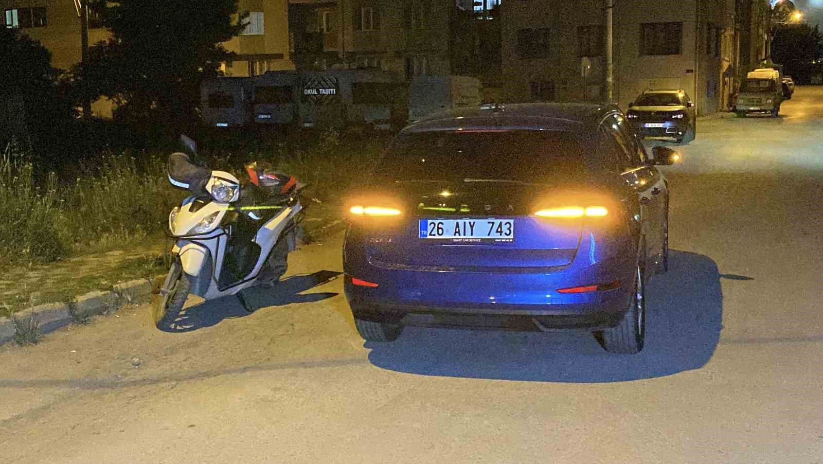 Motosikletli kurye otomobille çarpıştı: 1 yaralı